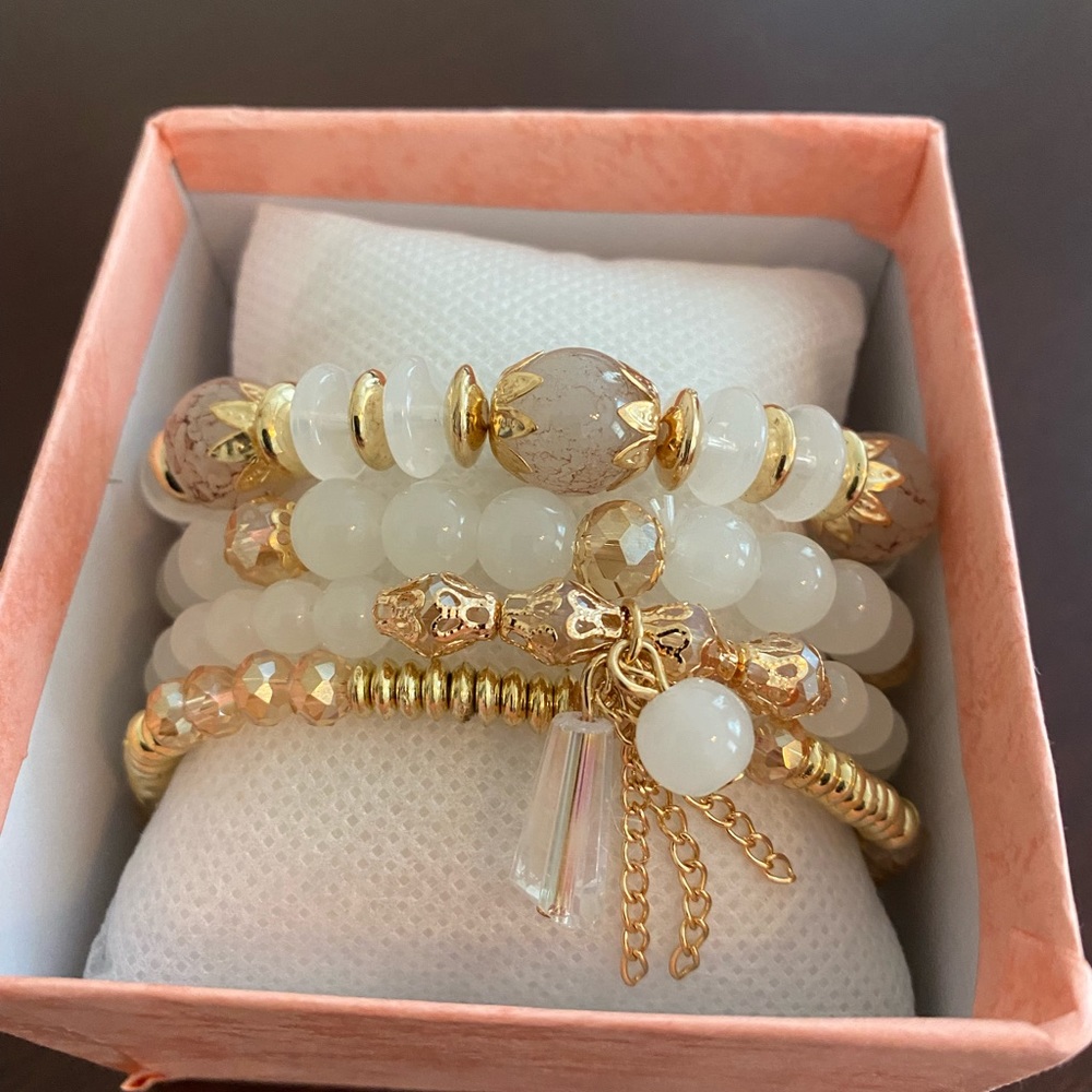 🖤SOLD🖤NWT 4 Piece Boho Bracelet Stack